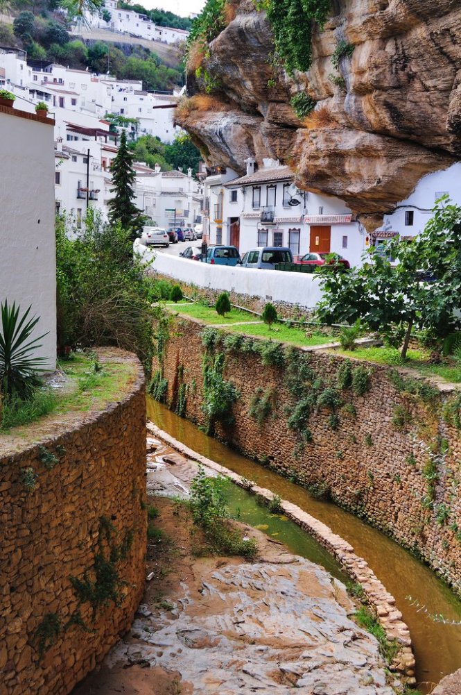 Thị trấn Setenil de las Bodegas với những ngôi nhà nằm dưới tảng đá khổng lồ